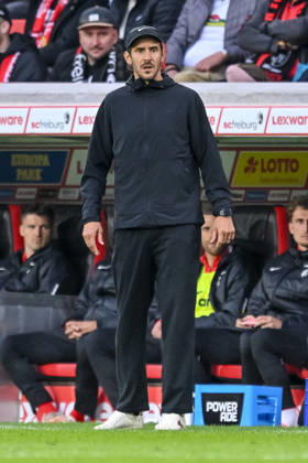 Trainer Julian Schuster (SC Freiburg) Schaut waehrend des spiels der 1. Bundesliga zwischen Club Freiburg und FC Schalke 04, Europa-Park Stadion am 11. October 2026 in Freiburg im Breisgau, Deutschland. (Foto von Harry Langer DeFodi Images) +++ Trainer Julian Schuster (SC Freiburg) Looks on during the Bundesliga match between Sport-Club Freiburg and FC Schalke 04 at Europa-Park Stadion on October 11, 2026 in Freiburg im Breisgau, Germany. (Photo by Harry Langer DeFodi Images) DFB DFL REGULATIONS PROHIBIT ANY USE OF PHOTOGRAPHS AS IMAGE SEQUENCES AND OR QUASI-VIDEO. (Photo by Harry Langer DeFodi Images) DFB DFL REGULATIONS PROHIBIT ANY USE OF PHOTOGRAPHS AS IMAGE SEQUENCES AND OR QUASI-VIDEO. -