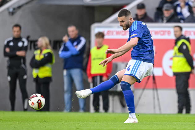 Hasan Kurucay (FC Schalke 04) in Aktion, am Ball, Einzelaktion waehrend des spiels der 1. Bundesliga zwischen Club Freiburg und FC Schalke 04, Europa-Park Stadion am 11. October 2026 in Freiburg im Breisgau, Deutschland. (Foto von Harry Langer DeFodi Images) +++ Hasan Kurucay (FC Schalke 04) controls the Ball during the Bundesliga match between Sport-Club Freiburg and FC Schalke 04 at Europa-Park Stadion on October 11, 2026 in Freiburg im Breisgau, Germany. (Photo by Harry Langer DeFodi Images) DFB DFL REGULATIONS PROHIBIT ANY USE OF PHOTOGRAPHS AS IMAGE SEQUENCES AND OR QUASI-VIDEO. (Photo by Harry Langer DeFodi Images) DFB DFL REGULATIONS PROHIBIT ANY USE OF PHOTOGRAPHS AS IMAGE SEQUENCES AND OR QUASI-VIDEO. -