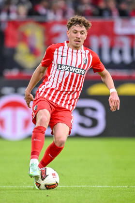 Philipp Treu (SC Freiburg) in Aktion, am Ball, Einzelaktion waehrend des spiels der 1. Bundesliga zwischen Club Freiburg und FC Schalke 04, Europa-Park Stadion am 11. October 2026 in Freiburg im Breisgau, Deutschland. (Foto von Harry Langer DeFodi Images) +++ Philipp Treu (SC Freiburg) controls the Ball during the Bundesliga match between Sport-Club Freiburg and FC Schalke 04 at Europa-Park Stadion on October 11, 2026 in Freiburg im Breisgau, Germany. (Photo by Harry Langer DeFodi Images) DFB DFL REGULATIONS PROHIBIT ANY USE OF PHOTOGRAPHS AS IMAGE SEQUENCES AND OR QUASI-VIDEO. (Photo by Harry Langer DeFodi Images) DFB DFL REGULATIONS PROHIBIT ANY USE OF PHOTOGRAPHS AS IMAGE SEQUENCES AND OR QUASI-VIDEO. -