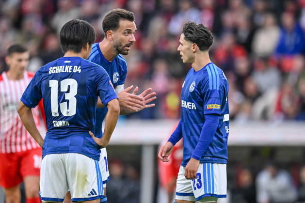 Satoshi Tanaka (FC Schalke 04), Kenan Karaman (FC Schalke 04) und Soufiane El-Faouzi (FC Schalke 04) gestikuliert, gestik waehrend des spiels der 1. Bundesliga zwischen Club Freiburg und FC Schalke 04, Europa-Park Stadion am 11. October 2026 in Freiburg im Breisgau, Deutschland. (Foto von Harry Langer DeFodi Images) +++ Satoshi Tanaka (FC Schalke 04), Kenan Karaman (FC Schalke 04) und Soufiane El-Faouzi (FC Schalke 04) gestures during the Bundesliga match between Sport-Club Freiburg and FC Schalke 04 at Europa-Park Stadion on October 11, 2026 in Freiburg im Breisgau, Germany. (Photo by Harry Langer DeFodi Images) DFB DFL REGULATIONS PROHIBIT ANY USE OF PHOTOGRAPHS AS IMAGE SEQUENCES AND OR QUASI-VIDEO. (Photo by Harry Langer DeFodi Images) DFB DFL REGULATIONS PROHIBIT ANY USE OF PHOTOGRAPHS AS IMAGE SEQUENCES AND OR QUASI-VIDEO. -