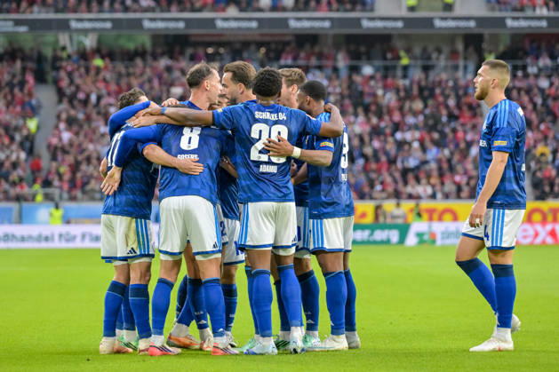Jubel zum Tor zum 1:1 durch Adrian Gantenbein (FC Schalke 04, 17) mit Robin Gosens (FC Schalke 04, 08), Junior Adamu (FC Schalke 04, 20) und dem Team. GER, SC Freiburg vs Schalke 04, Fussball, Bundesliga, 5. Spieltag, Saison 2026 2027, 11.10.2026 DFL DFB REGULATIONS PROHIBIT ANY USE OF PHOTOGRAPHS AS IMAGE SEQUENCES AND OR QUASI-VIDEO GER, SC Freiburg vs Schalke 04, Fussball, Bundesliga, 5. Spieltag, Saison 2026 2027, 11.10.2026 Freiburg Copyright: xEibner-Pressefotox EP_THS