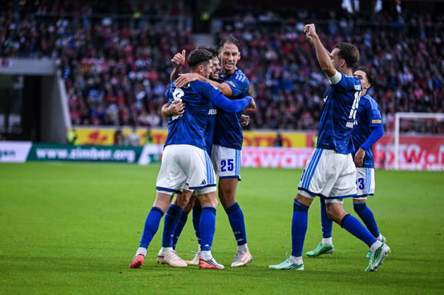 11.10.2026, Fussball, Saison 2026 2027, Bundesliga, SC Freiburg - FC Schalke 04, Adrian Gantenbein (FC Schalke 04) freut sich über das Tor zum 1:1, xRHR-FOTO YYx Copyright: KROEGER RHR-FOTOx RHR-FOTO YY