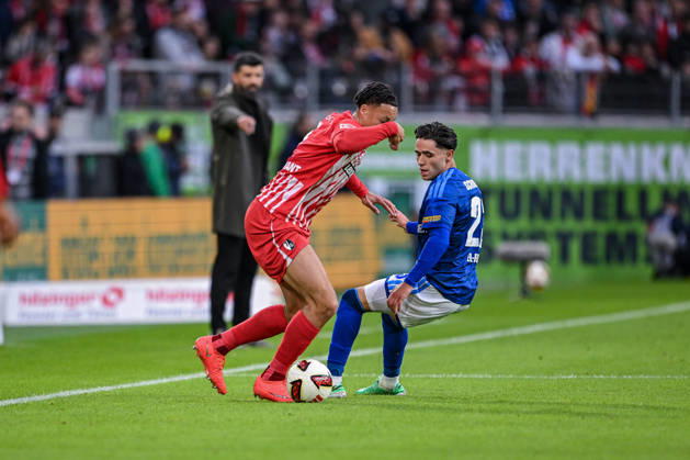 11.10.2026, Fussball, Saison 2026 2027, Bundesliga, SC Freiburg - FC Schalke 04, Derry Scherhant (SC Freiburg), Soufiane El-Faouzi (FC Schalke 04) xRHR-FOTO YYx Copyright: KROEGER RHR-FOTOx RHR-FOTO YY