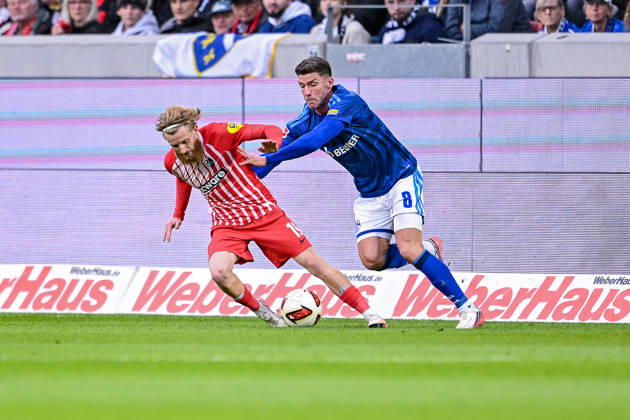 11.10.2026, Fussball, Saison 2026 2027, Bundesliga, SC Freiburg - FC Schalke 04, Niklas Beste (SC Freiburg), Robin Gosens (FC Schalke 04) xRHR-FOTO YYx Copyright: KROEGER RHR-FOTOx RHR-FOTO YY