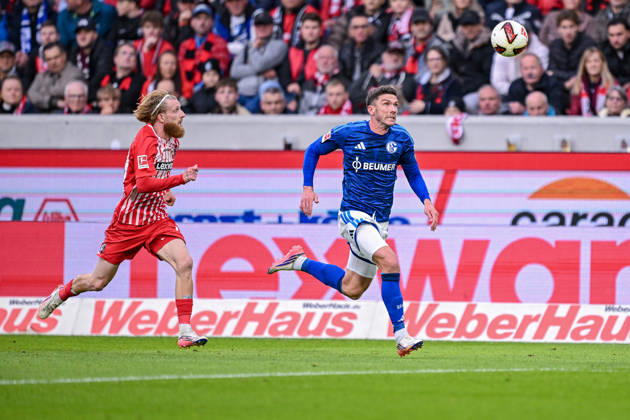 11.10.2026, Fussball, Saison 2026 2027, Bundesliga, SC Freiburg - FC Schalke 04, Niklas Beste (SC Freiburg), Robin Gosens (FC Schalke 04) xRHR-FOTO YYx Copyright: KROEGER RHR-FOTOx RHR-FOTO YY