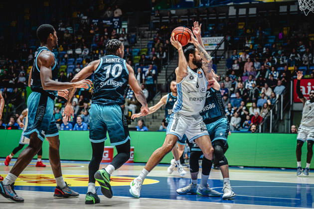 11.10.2026, xhfmx, Basketball easyCredit BBL Bundesliga, Frankfurt Skyliners - Veolia Towers Hamburg v.l. William Christmas (Skyliners Frankfurt), Judah Mintz (Skyliners Frankfurt), Martin Breunig (Veolia Towers Hamburg) Frankfurt am Main