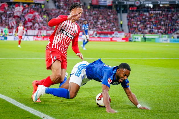 Deutschland: Fußball Bundesliga 2026 - 2027, 5. Spieltag - SC Freiburg - FC Schalke 04 - Europa-Park-Stadion (Freiburg): Moussa Sylla (FC Schalke 04, 9) Derry Scherhant (SC Freiburg, 7) im Zweikampf Copyright: xJOERANxSTEINSIEKx