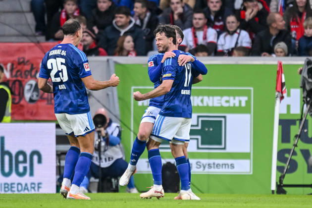 Adrian Gantenbein (FC Schalke 04) Torjubel, jubelt mit seiner Mannschaft nach treffer zum 1:1 waehrend des spiels der 1. Bundesliga zwischen Club Freiburg und FC Schalke 04, Europa-Park Stadion am 11. October 2026 in Freiburg im Breisgau, Deutschland. (Foto von Harry Langer DeFodi Images) +++ Adrian Gantenbein (FC Schalke 04) celebrates after scoring his team s first goal with teammates during the Bundesliga match between Sport-Club Freiburg and FC Schalke 04 at Europa-Park Stadion on October 11, 2026 in Freiburg im Breisgau, Germany. (Photo by Harry Langer DeFodi Images) DFB DFL REGULATIONS PROHIBIT ANY USE OF PHOTOGRAPHS AS IMAGE SEQUENCES AND OR QUASI-VIDEO. (Photo by Harry Langer DeFodi Images) DFB DFL REGULATIONS PROHIBIT ANY USE OF PHOTOGRAPHS AS IMAGE SEQUENCES AND OR QUASI-VIDEO. -