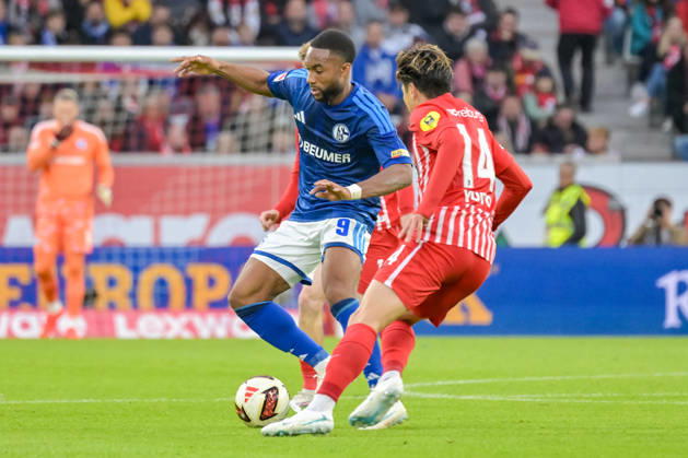 Moussa Sylla (FC Schalke 04, 09) am Ball und im Duell mit Yuito Suzuki (SC Freiburg, 14) GER, SC Freiburg vs Schalke 04, Fussball, Bundesliga, 5. Spieltag, Saison 2026 2027, 11.10.2026 DFL DFB REGULATIONS PROHIBIT ANY USE OF PHOTOGRAPHS AS IMAGE SEQUENCES AND OR QUASI-VIDEO GER, SC Freiburg vs Schalke 04, Fussball, Bundesliga, 5. Spieltag, Saison 2026 2027, 11.10.2026 Freiburg Copyright: xEibner-Pressefotox EP_THS