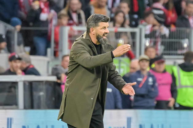 Miron Muslic (FC Schalke 04, Trainer) mit Emotion. GER, SC Freiburg vs Schalke 04, Fussball, Bundesliga, 5. Spieltag, Saison 2026 2027, 11.10.2026 DFL DFB REGULATIONS PROHIBIT ANY USE OF PHOTOGRAPHS AS IMAGE SEQUENCES AND OR QUASI-VIDEO GER, SC Freiburg vs Schalke 04, Fussball, Bundesliga, 5. Spieltag, Saison 2026 2027, 11.10.2026 Freiburg Copyright: xEibner-Pressefotox EP_THS