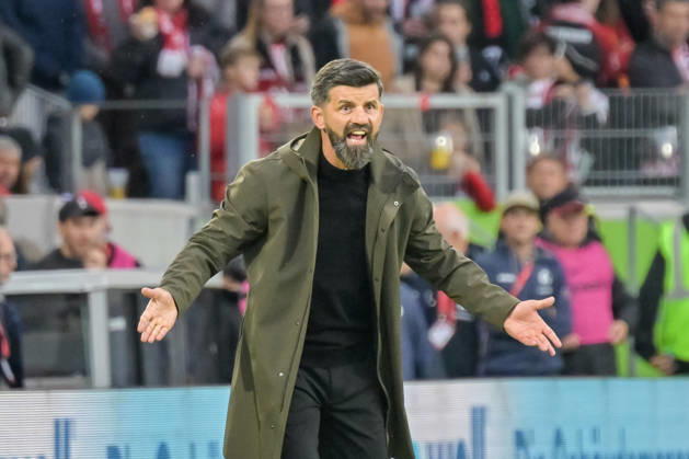 Miron Muslic (FC Schalke 04, Trainer) mit Emotion. GER, SC Freiburg vs Schalke 04, Fussball, Bundesliga, 5. Spieltag, Saison 2026 2027, 11.10.2026 DFL DFB REGULATIONS PROHIBIT ANY USE OF PHOTOGRAPHS AS IMAGE SEQUENCES AND OR QUASI-VIDEO GER, SC Freiburg vs Schalke 04, Fussball, Bundesliga, 5. Spieltag, Saison 2026 2027, 11.10.2026 Freiburg Copyright: xEibner-Pressefotox EP_THS