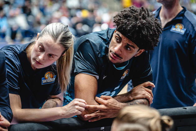 11.10.2026, xhfmx, Basketball easyCredit BBL Bundesliga, Frankfurt Skyliners - Veolia Towers Hamburg v.l. Sam Furnell (Co-Trainerin Skyliners Frankfurt), Roman Bedime (Skyliners Frankfurt) Frankfurt am Main