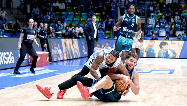 11.10.2026, xokbx, Basketball easyCredit BBL Bundesliga, Frankfurt Skyliners - Veolia Towers Hamburg v.l. Race Thompson (Fraport Skyliners Frankfurt), Zsombor Maronka (Veolia Towers Hamburg), Harter Zweikampf, Duell um den Ball, am Boden Frankfurt am Main