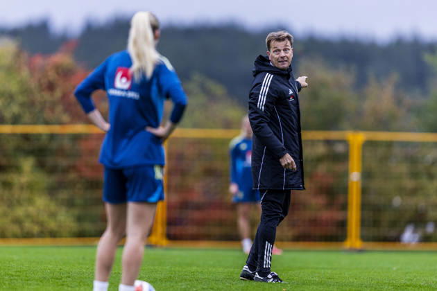 261011 Head coach Tony Gustavsson of Sweden during a training session on October 11, 2026 in Stockholm. Photo: Caisa Rasmussen BILDBYRAN COP 353 CR0079 fotboll football soccer fotball träning practice training sverige sweden dam bbeng Copyright: CAISAxRASMUSSEN BB261011CR046