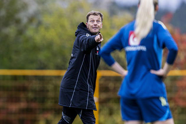 261011 Head coach Tony Gustavsson of Sweden during a training session on October 11, 2026 in Stockholm. Photo: Caisa Rasmussen BILDBYRAN COP 353 CR0079 fotboll football soccer fotball träning practice training sverige sweden dam bbeng Copyright: CAISAxRASMUSSEN BB261011CR047