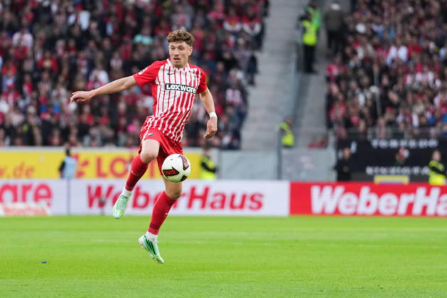 1. Bundesliga: SC Freiburg vs FC Schalke 04, 11.10.2026 Philipp Treu (SC Freiburg, 29) mit einer Ballannahme in der Luft 1. Bundesliga: SC Freiburg vs FC Schalke 04, Europa-Park-Stadion, 11.10.2026 DFB DFL REGULATIONS PROHIBIT ANY USE OF PHOTOGRAPHS AS IMAGE SEQUENCES AND OR QUASI-VIDEO. Copyright: xBEAUTIFULxSPORTS Boscox