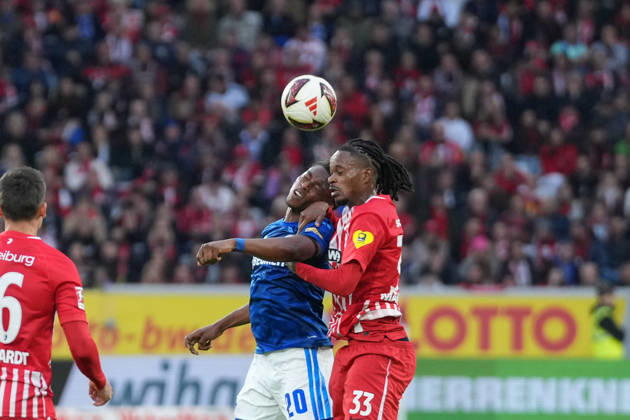 Junior Adamu (FC Schalke 04, 20) im Zweikampf mit Jordy Makengo (SC Freiburg, 33), Kopfball , Deutschland, Fussball, 1. Bundesliga, 5.Spieltag, 2026 2027, SC Freiburg vs. FC Schalke 04, 11.10.2026, Europa-Park Stadion, Freiburg Freiburg Europa-Park Stadion Baden-Württemberg Deutschland Copyright: xArnexAmbergx