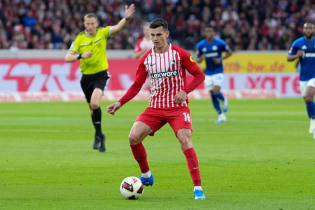 Yannik Engelhardt (SC Freiburg, 16) am Ball , Deutschland, Fussball, 1. Bundesliga, 5.Spieltag, 2026 2027, SC Freiburg vs. FC Schalke 04, 11.10.2026, Europa-Park Stadion, Freiburg Freiburg Europa-Park Stadion Baden-Württemberg Deutschland Copyright: xArnexAmbergx