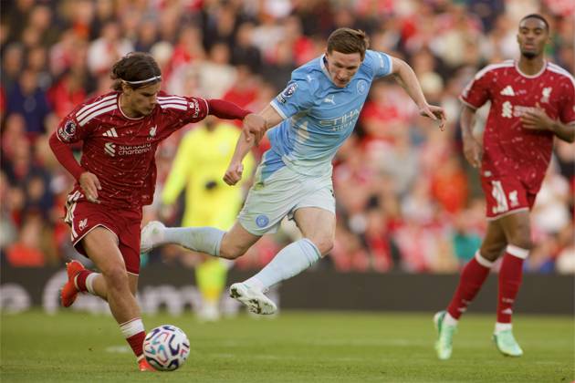 RECORD DATE NOT STATED Football - FA Premier League - Liverpool FC v Manchester City FC LIVERPOOL, ENGLAND - Sunday, October 11, 2026: Liverpool s Milos Kerkez is challenged by Manchester City s Elliot Anderson (R) during the FA Premier League match between Liverpool FC and Manchester City FC at Anfield. (Photo by David Rawcliffe Propaganda) LIVERPOOL Anfield MERSEYSIDE ENGLAND  Copyright: xDavidxRawcliffex 2026-10-11-Liverpool_v_Man_City-041