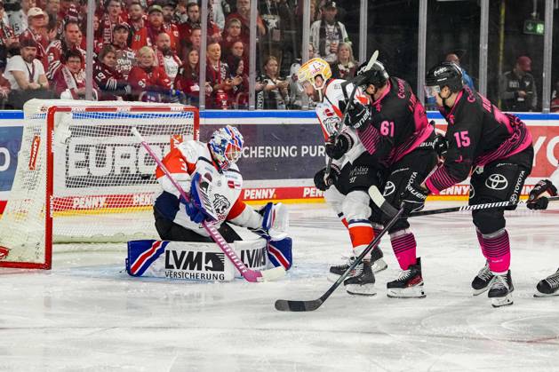 Eishockey Penny-DEL 8.Spieltag Kölner Haie - Nürnberg Ice Tigers am 11.10.2026 in der Lanxess Arena in Köln Louis-Marc Aubry ( Köln ), rechts - trifft zum 3:0 und erzielt damit seinen zweiten Treffer am heutigen Nachmittag Gemäß den Vorgaben der DEL Deutsche Eishockey Liga ist die Publikation und Weiterverwertung der Aufnahmen in elektronischen Medien und Endgeräten aller Art während des laufenden Spiels nicht zulässig.