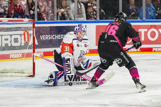 Eishockey Penny-DEL 8.Spieltag Kölner Haie - Nürnberg Ice Tigers am 11.10.2026 in der Lanxess Arena in Köln Kevin Niedenz ( Köln ), rechts - scheitert an Niklas Treutle ( Nürnberg ), links Gemäß den Vorgaben der DEL Deutsche Eishockey Liga ist die Publikation und Weiterverwertung der Aufnahmen in elektronischen Medien und Endgeräten aller Art während des laufenden Spiels nicht zulässig.