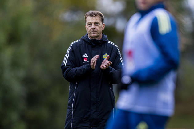 261011 Head coach Tony Gustavsson of Sweden during a training session on October 11, 2026 in Stockholm. Photo: Caisa Rasmussen BILDBYRAN COP 353 CR0079 fotboll football soccer fotball träning practice training sverige sweden dam bbeng Copyright: CAISAxRASMUSSEN BB261011CR052