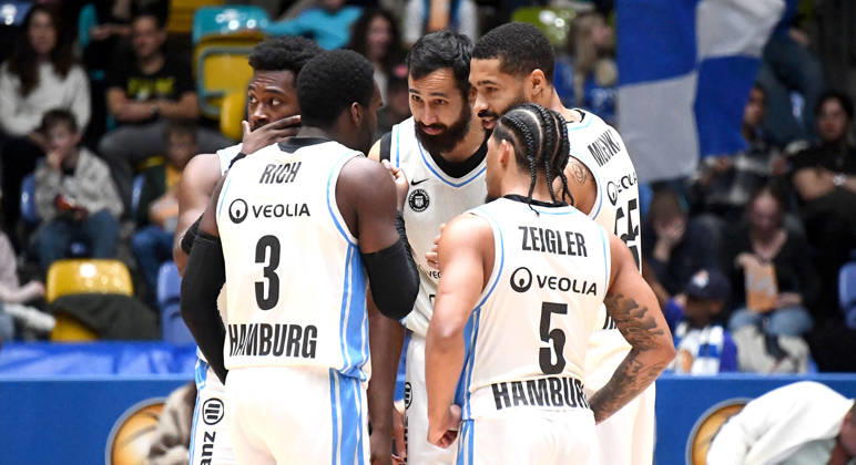 11.10.2026, xokbx, Basketball easyCredit BBL Bundesliga, Frankfurt Skyliners - Veolia Towers Hamburg v.l. Noah Thomasson (Veolia Towers Hamburg), Osram Rich (Veolia Towers Hamburg), Martin Breunig (Veolia Towers Hamburg), Zsombor Maronka (Veolia Towers Hamburg), David Muenkat (Veolia Towers Hamburg), beraten sich, nachdenklich Frankfurt am Main