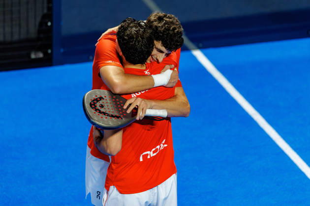 DÜSSELDORF, GERMANY - 11 OCTOBER 2026: Image shows the victory celebration of Arturo Coello (ESP) and Agustin Tapia (ARG) during CUPRA Germany Premier Padel P2 2026 Day 8: Finals at CASTELLO Düsseldorf on 11 10 2026 in Düsseldorf, Germany. Germany Copyright: xFröhlichxPascalx