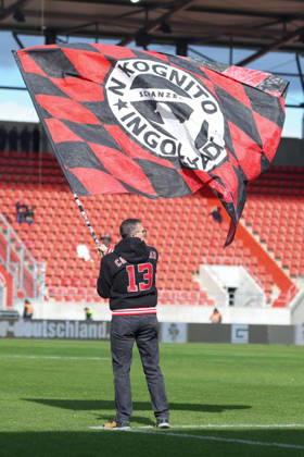 Ingolstadt, Deutschland 11. Oktober 2026: 3. Liga - 2026 2027 - 8. Spieltag - FC Ingolstadt 04 gegen SV Wehen Wiesbaden Im Bild: Fan schwenkt Fahne auf dem Spielfeld, Fahnenschwenker DFB DFL regulations prohibit any use of photographs as image sequences and or quasi-video Copyright: xFotostandx xSchäferx