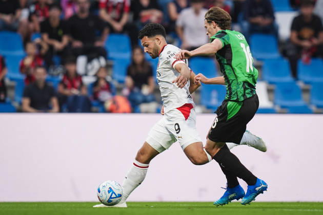 Milan s Goncalo Ramos fights for the ball with Sassuolo™s Fedde Leysen during the Serie A soccer match between Sassuolo and Milan at the Mapei Stadium in Reggio Emilia, north Italy - Sunday, October 11, 2026 -  Copyright: xMassimoxPaolone LaPressex