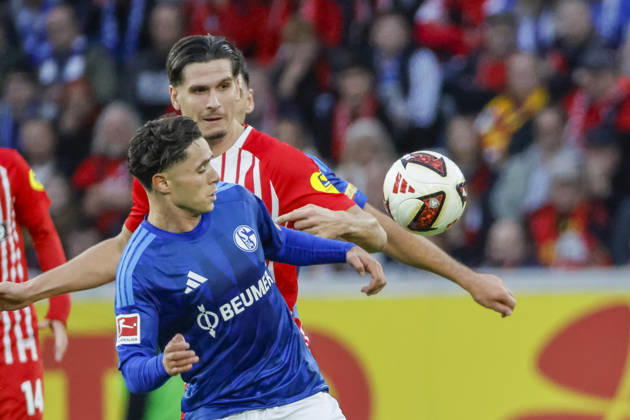 Soufiane El-Faouzi (FC Schalke, 23) und Igor Matanovic (SC Freiburg, 31) im Zweikampf , Deutschland, Fussball, 1. Bundesliga, 5.Spieltag, 2026 2027, SC Freiburg vs. FC Schalke 04, 11.10.2026, Freiburg im Breisgau Europa-Park Stadion Deutschland Copyright: xGrantxHubbsx