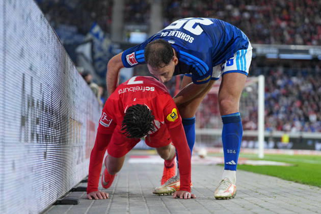 Nikola Katic (FC Schalke 04, 25) hilft Derry Scherhant (SC Freiburg, 07) , Deutschland, Fussball, 1. Bundesliga, 5.Spieltag, 2026 2027, SC Freiburg vs. FC Schalke 04, 11.10.2026, Europa-Park Stadion, Freiburg Freiburg Europa-Park Stadion Baden-Württemberg Deutschland Copyright: xArnexAmbergx