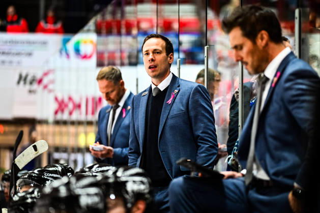 Tyler Haskins (Cheftrainer, Headcoach, Grizzlys Wolfsburg), GER, Iserlohn Roosters vs. Grizzlys Wolfsburg, Eishockey, Penny-DEL, 08. Spieltag, Spielzeit 2026 2027, 11.10.2026, GER, Iserlohn Roosters vs. Grizzlys Wolfsburg, Eishockey, Penny-DEL, 08. Spieltag, Spielzeit 2026 2027, 11.10.2026 Iserlohn Copyright: xJonasxBrockmann Eibner-Pressefotox EP_JBN