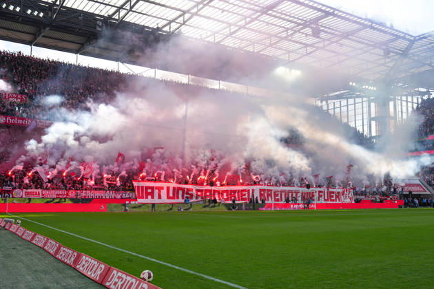 11.10.2026, xydrx, Herren, Fußball, 1.Bundesliga, 1.FC Köln - Borussia Mönchengladbach, Saison 2026 2027, RheinEnergieSTADION: Fans des 1.FC Köln zünden Pyrotechnik, rauch steigt auf DFB regulations prohibit any use of photographs as image sequences and or quasi-video. Copyright: HMBxMedia YannisxDreimann