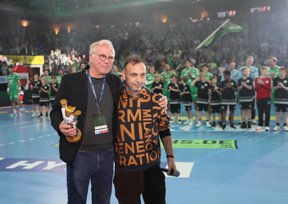 GER HBL Saison 2026 2027 FÜCHSE Berlin vs. TBV Lemgo, 11.10.26, MAX-SCHMELING-HALLE, Berlin, Verabschiedung, Dank an Dr. Jürgen Bentzin, Teamarzt, Bob HANNING (Füchse Berlin_Manager)