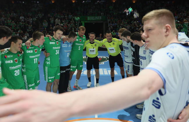 GER HBL Saison 2026 2027 FÜCHSE Berlin vs. TBV Lemgo, 11.10.26, MAX-SCHMELING-HALLE, Berlin, Begrüßung, Mittelkreis, beide Teams, Schiedsrichter
