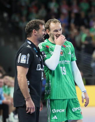 GER HBL Saison 2026 2027 FÜCHSE Berlin vs. TBV Lemgo, 11.10.26, MAX-SCHMELING-HALLE, Berlin, Kkeines Schwätzchen an der Seitenlinie, Florian KEHRMANN (TBV Lemgo Lippe_Trainer) und Mathias GIDSEL (Füchse Berlin 19)