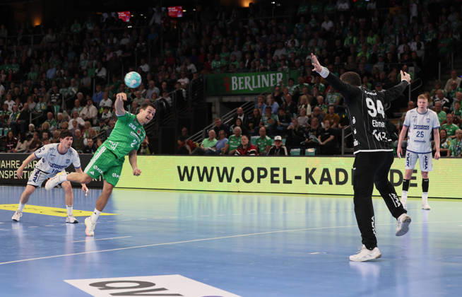 GER HBL Saison 2026 2027 FÜCHSE Berlin vs. TBV Lemgo, 11.10.26, MAX-SCHMELING-HALLE, Berlin, Tim FREIHÖFER (Füchse Berlin 20) wirft Siebenmeter gegen Domenico EBNER (TBV Lemgo Lippe 94), Strafwurf