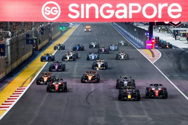 Start, VERSTAPPEN Max (nld), Red Bull Racing Ford RB22, portrait Singapore 2026 HAMILTON Lewis (gbr), Scuderia Ferrari SF-26, portrait Singapore 2026 03 VERSTAPPEN Max (nld), Red Bull Racing Ford RB22, action, 16 LECLERC Charles (mco), Scuderia Ferrari SF-26, action, 44 HAMILTON Lewis (gbr), Scuderia Ferrari SF-26, action, start of the race, depart, during the 2026 Formula 1 Singapore Grand Prix, 17th round of the 2026 Formula One World Championship, WM, Weltmeisterschaft from October 9 to 11, 2026 on the Marina Bay Street Circuit, in Singapore, Singapore - Photo Julien Delfosse DPPI Singapore
