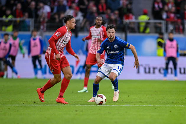 11.10.2026, Fussball, Saison 2026 2027, Bundesliga, SC Freiburg - FC Schalke 04, Derry Scherhant (SC Freiburg), Adrian Gantenbein (FC Schalke 04) xRHR-FOTO YYx Copyright: KROEGER RHR-FOTOx RHR-FOTO YY