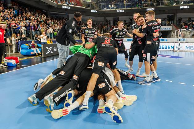 11.10.2026 - Handball - 1. Bundesliga OPEL HBL - Saison 2026 2027 - 08. Spieltag: HC Erlangen Metropolregion Nürnberg HCE - MT Melsungen - DaMa - xdaxmax - Jubel Freude nach Spielende - Mannschaft Team des HCE feiert mit Marek Nissen (6, HC Erlangen HCE ) nach letztem Tor