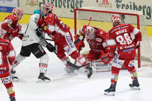 Sahnpark Crimmitschau 11.10.2026 Saison 2026 27 Eishockey 2. Bundesliga Hauptrunde Spiel 8. Kunsteisstadion Sachsen Sachsenderby Derby Eispiraten Eispiraten - Bietigheim Steelers Mike Fischer Bietiheim versucht es allein gegen Crimmitschau Kevin Reich Torhüter EPC hat den Puck Crimmitschau Sachsen Germany