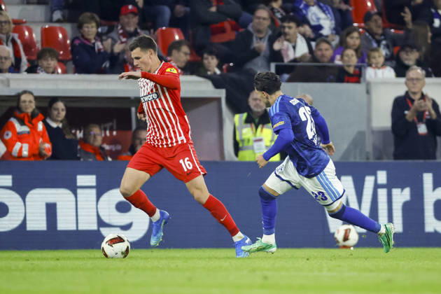 Yannik Engelhardt (SC Freiburg, 16) und Soufiane El-Faouzi (FC Schalke, 23) im Laufduell , Deutschland, Fussball, 1. Bundesliga, 5.Spieltag, 2026 2027, SC Freiburg vs. FC Schalke 04, 11.10.2026, Freiburg im Breisgau Europa-Park Stadion Deutschland Copyright: xGrantxHubbsx
