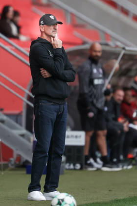Ingolstadt, Deutschland 11. Oktober 2026: 3. Liga - 2026 2027 - 8. Spieltag - FC Ingolstadt 04 gegen SV Wehen Wiesbaden Im Bild: Trainer Achim Beierlorzer (FCI) nachdenklich auf dem Spielfeld. DFB DFL regulations prohibit any use of photographs as image sequences and or quasi-video Copyright: xFotostandx xSchäferx