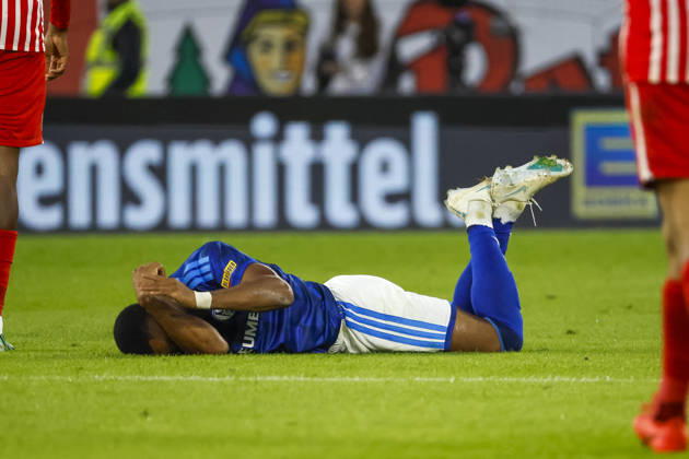 Moussa Sylla (FC Schalke, 09) verletzt am Boden , Deutschland, Fussball, 1. Bundesliga, 5.Spieltag, 2026 2027, SC Freiburg vs. FC Schalke 04, 11.10.2026, Freiburg im Breisgau Europa-Park Stadion Deutschland Copyright: xGrantxHubbsx