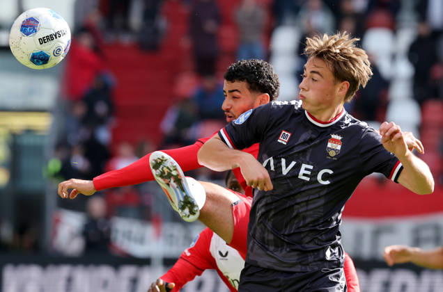 UTRECHT - FC Utrecht midfielder Oualid Agougil with Willem II midfielder Uriel van Aalst during the Vriendenloterij Eredivisie match between FC Utrecht and Willem II at Stadion Galgenwaard on 11 oktober 2026 in Utrecht, Nederland. PETER LOUS EYE4IMAGES DeFodi Images -