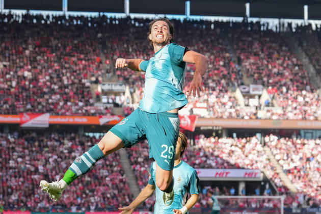 11.10.2026, xydrx, Herren, Fußball, 1.Bundesliga, 1.FC Köln - Borussia Mönchengladbach, Saison 2026 2027, RheinEnergieSTADION: Torjubel nach dem Tor zum 1:1 für Borussia Mönchengladbach durch Torschütze Joe Scally (Borussia Moenchengladbach, 29) zusammen mit Daiki Hashioka (Borussia Moenchengladbach, 14) DFB regulations prohibit any use of photographs as image sequences and or quasi-video. Copyright: HMBxMedia YannisxDreimann