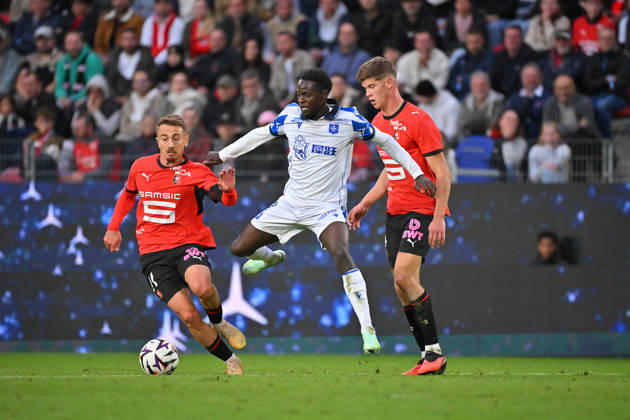 Stade Rennais FC v AJ Auxerre - Ligue 1 McDonald s 2026 2027 Valentin RONGIER of Rennes , Naouirou AHAMADA of Auxerre , Charlie CRESSWELL of Stade Rennais during Ligue 1 McDonald s match between Rennes and Auxerre at Roazhon Park on October 11, 2026 in Rennes, France. Rennes France  Copyright: xIconxSportx 776573388
