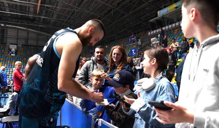 11.10.2026, xokbx, Basketball easyCredit BBL Bundesliga, Frankfurt Skyliners - Veolia Towers Hamburg v.l. Radii Caisin (Fraport Skyliners Frankfurt), Mimik, Gestik, Emotion, feiert, bejubelt den Sieg mit den Fans, gibt Autogramme Frankfurt am Main