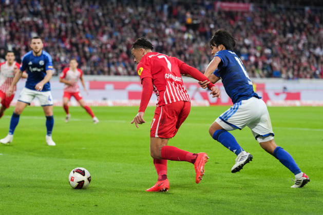 1. Bundesliga: SC Freiburg vs FC Schalke 04, 11.10.2026 Zweikampf zwischen Satoshi Tanaka (FC Schalke 04, 13) und Derry Scherhant (SC Freiburg, 7) 1. Bundesliga: SC Freiburg vs FC Schalke 04, Europa-Park-Stadion, 11.10.2026 DFB DFL REGULATIONS PROHIBIT ANY USE OF PHOTOGRAPHS AS IMAGE SEQUENCES AND OR QUASI-VIDEO. Copyright: xBEAUTIFULxSPORTS Boscox